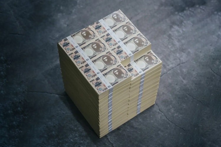 BAPE 攜手 ©SAINT Mxxxxxx 推出第五彈聯乘系列，「Banknote Stool」鈔票造型凳登場