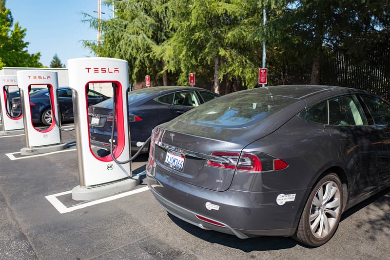 Illustration of Tesla’s trailer-mounted dual-battery range extender concept with auxiliary pack linked to the main EV battery